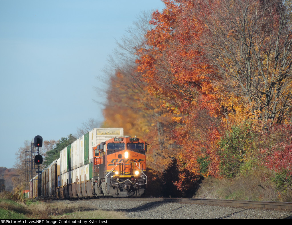 BNSF 7033 on 264